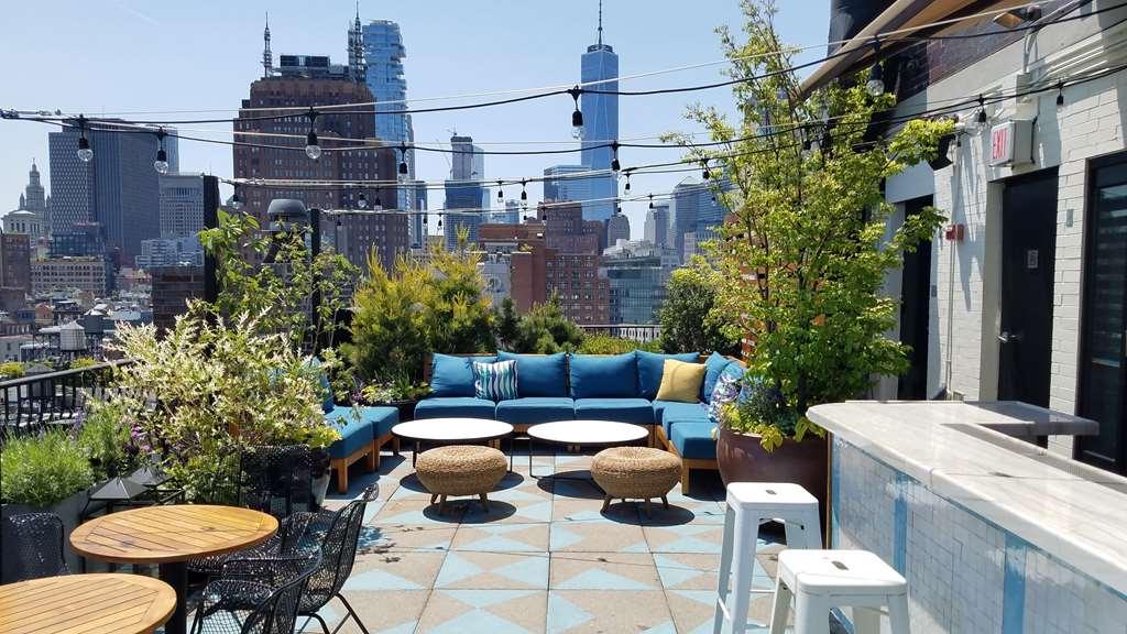Sixty Soho Hotel Ню Йорк Ресторант снимка Rooftop bar at the Standard East Village
