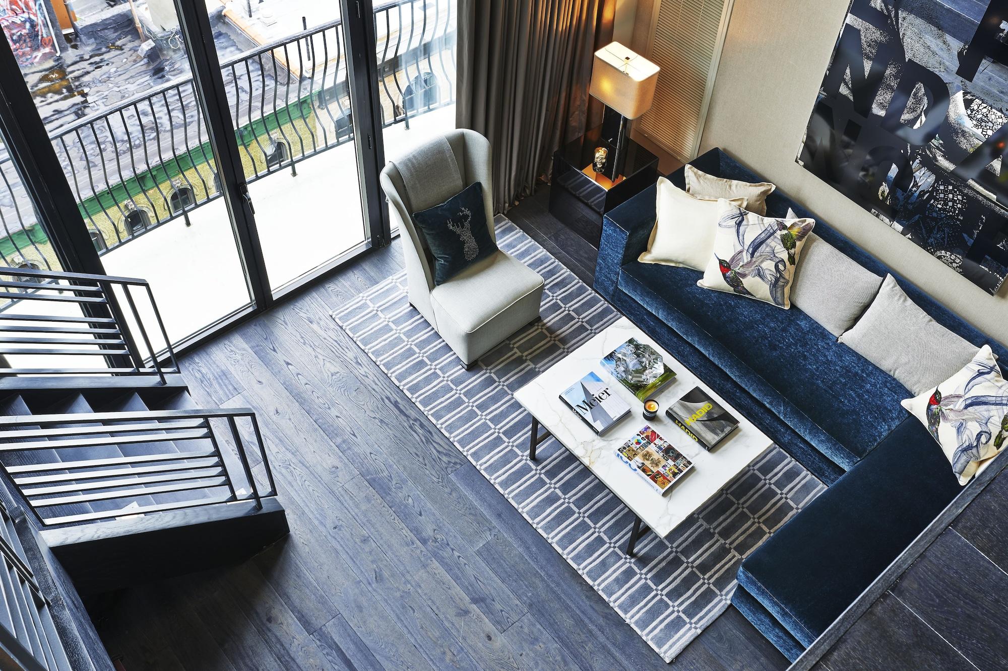 Sixty Soho Hotel Ню Йорк Екстериор снимка A living room in a duplex apartment