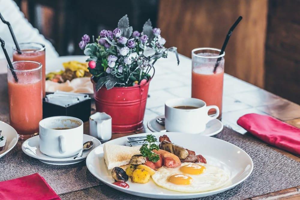 Sixty Soho Hotel Ню Йорк Екстериор снимка A breakfast table