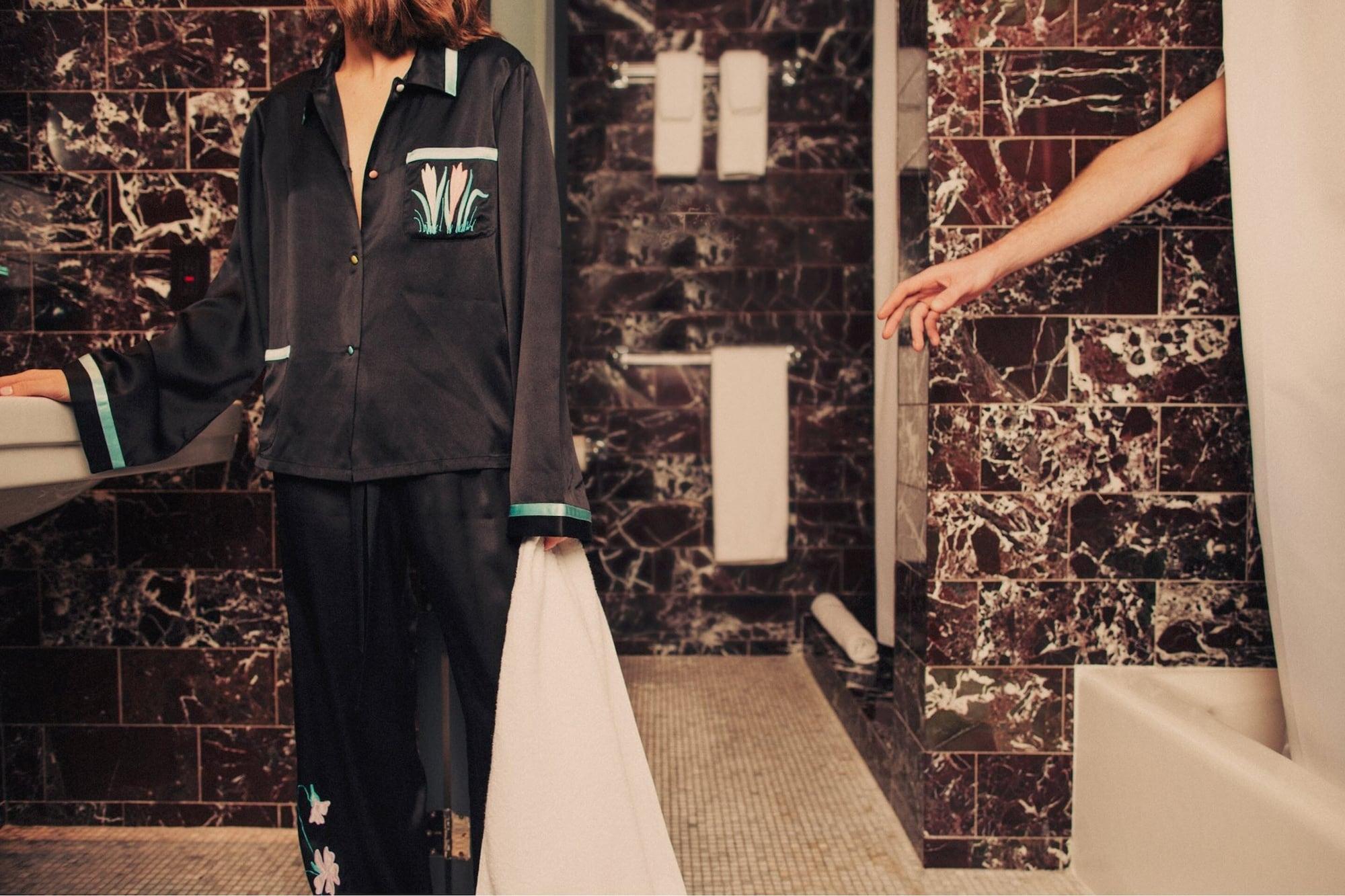 Sixty Soho Hotel Ню Йорк Екстериор снимка A modern-day chambermaid