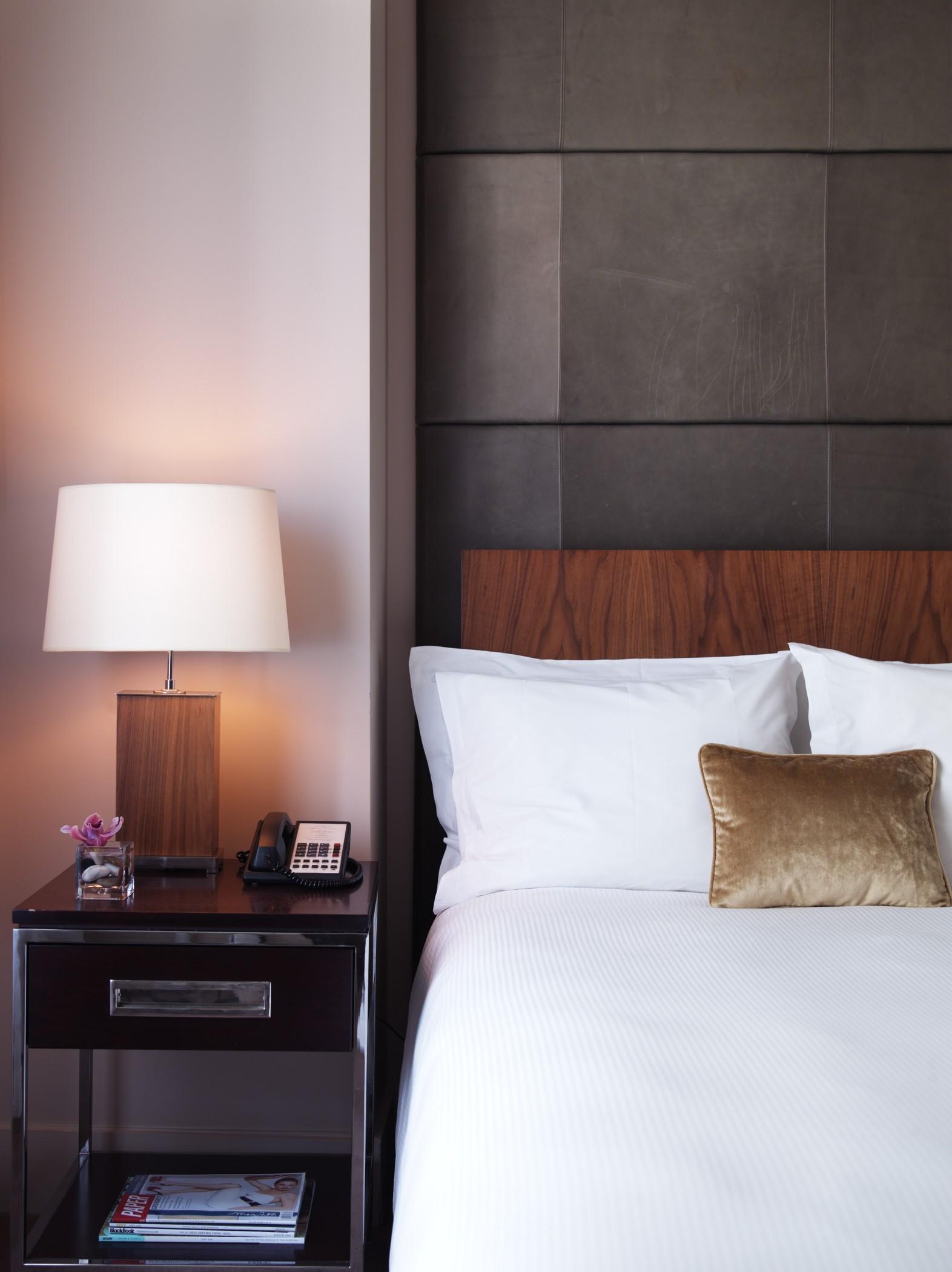 Sixty Soho Hotel Ню Йорк Екстериор снимка A bed with a telephone