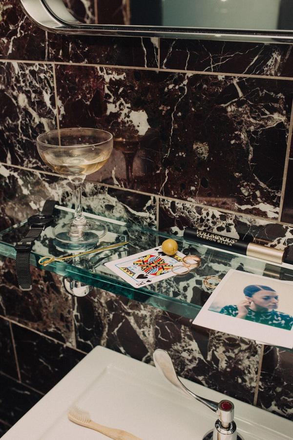 Sixty Soho Hotel Ню Йорк Екстериор снимка A photograph of a glass table