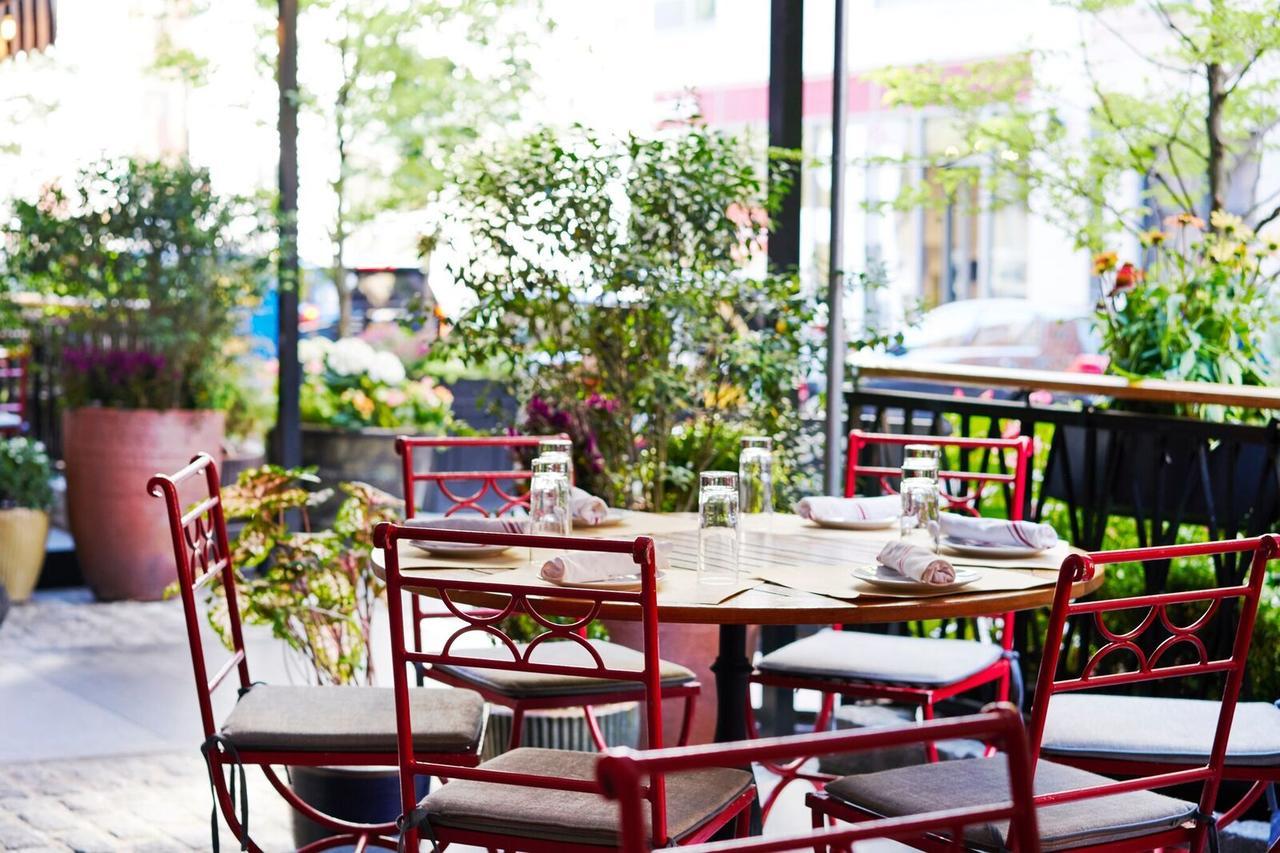 Sixty Soho Hotel Ню Йорк Екстериор снимка The patio at the restaurant
